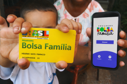 Família de baixa renda recebe cashback da reforma tributária no Bolsa Família 2027