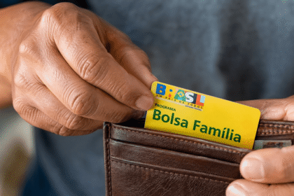 Ilustração de dinheiro caindo em conta bancária de família brasileira com calendário 2027