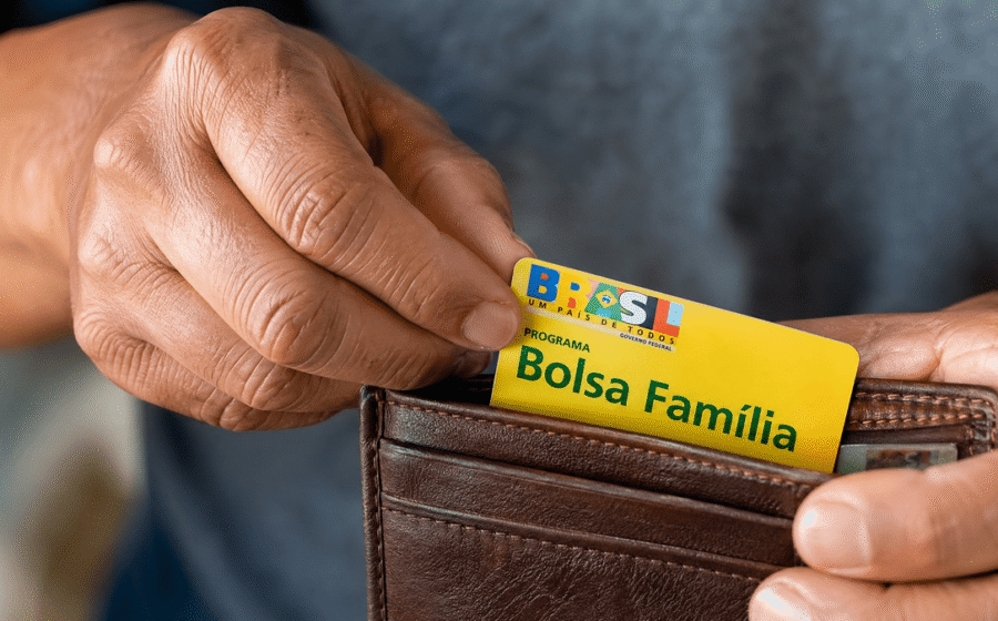 Ilustração de dinheiro caindo em conta bancária de família brasileira com calendário 2027