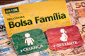 Ilustração de cashback tributário para Bolsa Família 2027: R$ 350 para 28 milhões