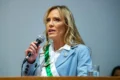 Celina Leão sorri durante campanha eleitoral no Distrito Federal