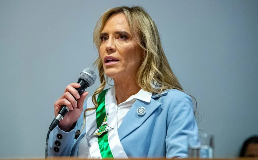 Celina Leão sorri durante campanha eleitoral no Distrito Federal