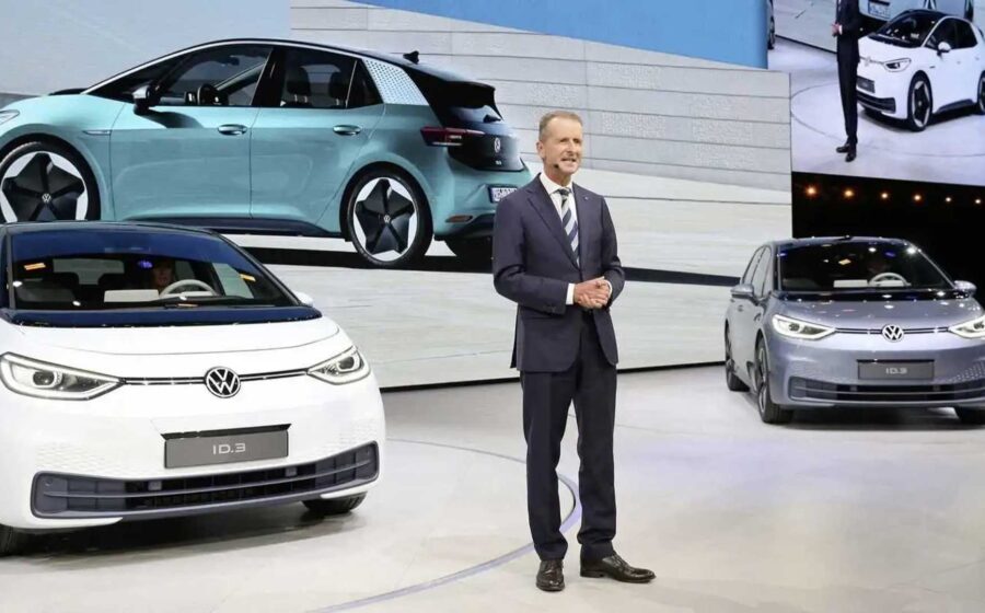 Andreas Mindt, chefe de design da VW, ao lado de conceito elétrico ID amigável