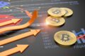 Olho de vigilância sobre Bitcoin com bandeira da China, simbolizando rastreamento de criptoativos e fim do anonimato