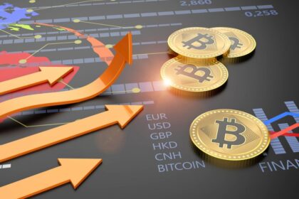 Olho de vigilância sobre Bitcoin com bandeira da China, simbolizando rastreamento de criptoativos e fim do anonimato