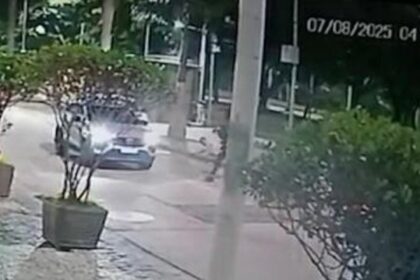 Ruas alagadas no Distrito Federal com carros submersos e água barrenta cobrindo asfalto