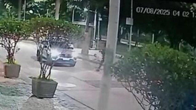 Ruas alagadas no Distrito Federal com carros submersos e água barrenta cobrindo asfalto