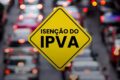 Senador Cleitinho Azevedo caminha no Calçadão de Juiz de Fora durante campanha ao governo de Minas