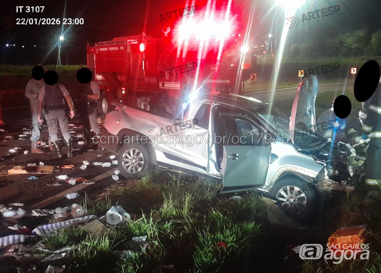 Local do acidente fatal na SP-333 em Itápolis: carro destruído após colidir com carreta no km 168