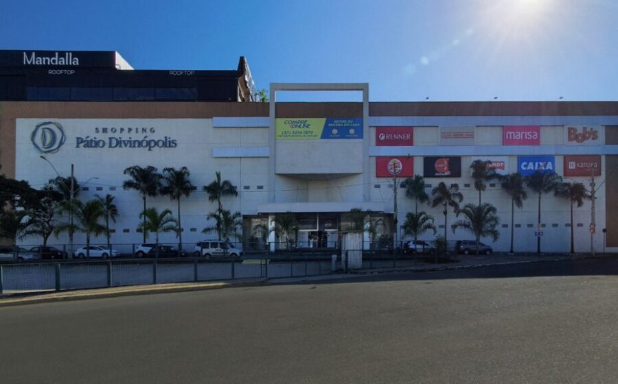 Vitrine de loja em Divinópolis com placa de horário estendido até 18h no sábado para Dia das Crianças
