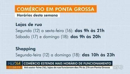 Vitrine de loja em Divinópolis com placa de horário estendido até 18h no sábado para Dia das Crianças