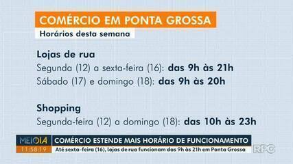 Vitrine de loja em Divinópolis com placa de horário estendido até 18h no sábado para Dia das Crianças