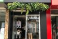 Empresária do ABC Paulista sorri em loja de roupas transformada, símbolo de faturamento de R$ 3,3 milhões vendendo identidade e liberdade
