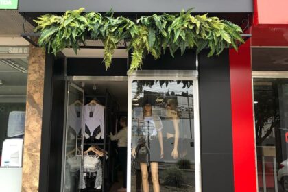 Empresária do ABC Paulista sorri em loja de roupas transformada, símbolo de faturamento de R$ 3,3 milhões vendendo identidade e liberdade
