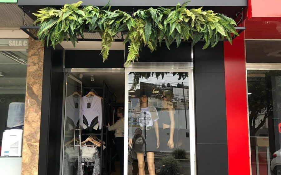Empresária do ABC Paulista sorri em loja de roupas transformada, símbolo de faturamento de R$ 3,3 milhões vendendo identidade e liberdade