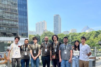 Estudante Kauã Barbosa da FURG apresentando pesquisa em computação quântica na IEEE Quantum Week 2026