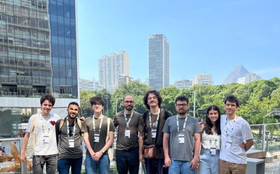 Estudante Kauã Barbosa da FURG apresentando pesquisa em computação quântica na IEEE Quantum Week 2026