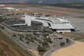 Pista do Aeroporto de Confins em Belo Horizonte com aeronaves paradas durante interdição que causou 45 voos cancelados