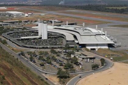 Pista do Aeroporto de Confins em Belo Horizonte com aeronaves paradas durante interdição que causou 45 voos cancelados