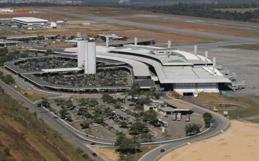 Pista do Aeroporto de Confins em Belo Horizonte com aeronaves paradas durante interdição que causou 45 voos cancelados