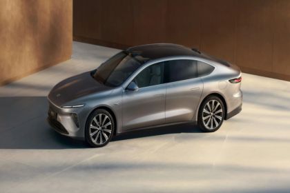 Logos da Nio e Geely sobre fundo de estações de recarga e troca de baterias para veículos elétricos