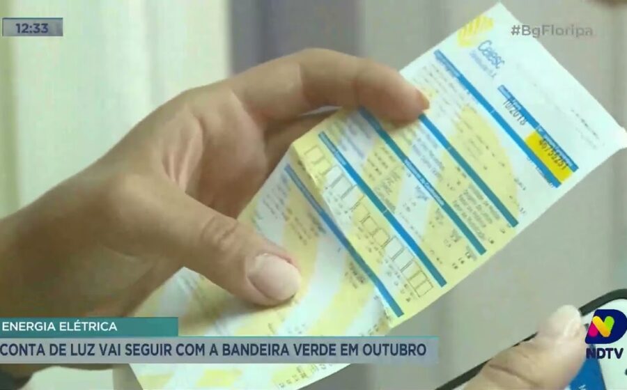 Conta de energia com bandeira verde indicando economia na tarifa de outubro sem taxa extra