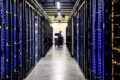 Data center moderno com servidores e cabos, representando consumo energético nos EUA