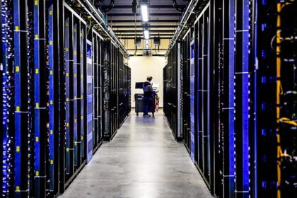 Data center moderno com servidores e cabos, representando consumo energético nos EUA