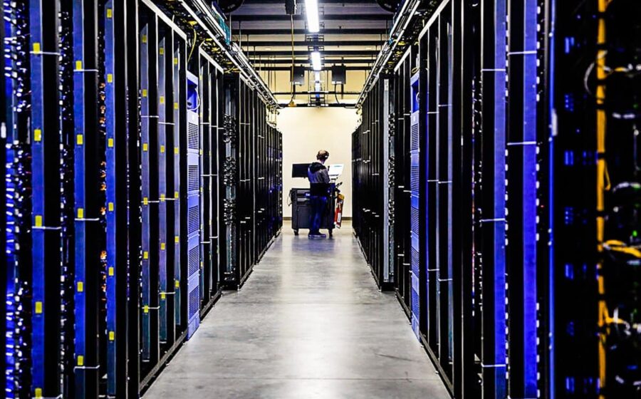 Data center moderno com servidores e cabos, representando consumo energético nos EUA