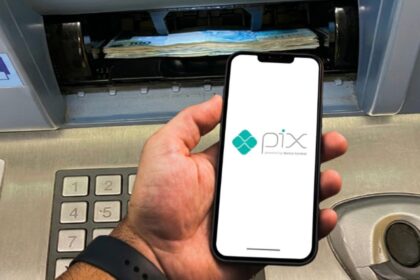 Smartphone exibindo tela do Pix Automático em conta-salário com calendário mostrando 2027