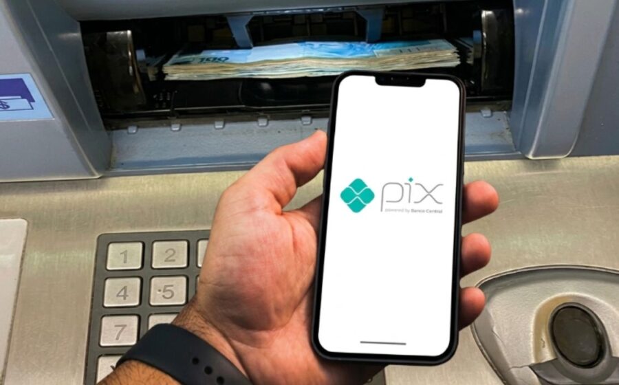 Smartphone exibindo tela do Pix Automático em conta-salário com calendário mostrando 2027