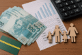 Gráfico mostra queda de contenção orçamentária para R$ 16 bi e alta do déficit para R$ 80,9 bi com ícone Bolsa Família