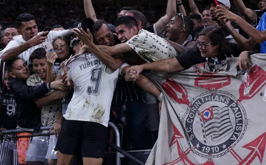 Neo Química Arena do Corinthians com logotipo da Caixa Econômica Federal em destaque