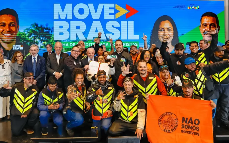 Motorista assina financiamento de veículo novo com crédito do programa Move Brasil