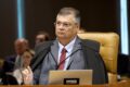 Flávio Bolsonaro em campanha eleitoral com fundo do STF e gráficos de ajuste fiscal