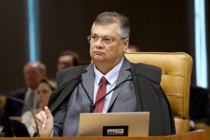 Flávio Bolsonaro em campanha eleitoral com fundo do STF e gráficos de ajuste fiscal