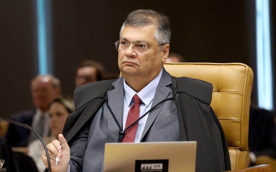 Flávio Bolsonaro em campanha eleitoral com fundo do STF e gráficos de ajuste fiscal