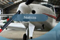 Estudantes em oficina de manutenção de aeronaves em curso técnico gratuito ANAC