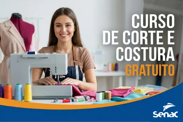 Mulheres aprendendo corte e costura em curso gratuito com máquinas de costura na Casa Barão de Massambará