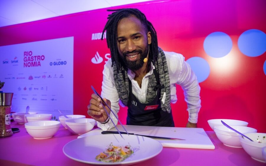 Chef João Diamante com alunos do Diamantes na Cozinha no festival Rio Gastronomia no Jockey Club