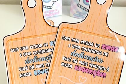 Marisa Freire, a Tia da Merenda, sorri na cozinha escolar com panelas grandes
