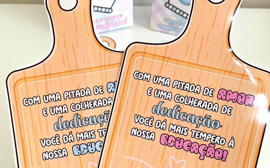 Marisa Freire, a Tia da Merenda, sorri na cozinha escolar com panelas grandes