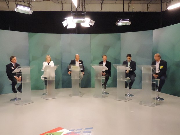 Debate ao Senado em SC com 7 candidatos no palco da NSC TV, eleição 2026