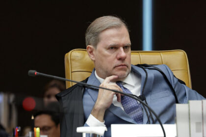 Palco de debate ao Senado em SC com duas cadeiras vazias destacando ausências de candidatos do PL