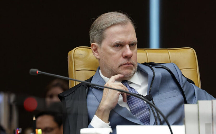 Palco de debate ao Senado em SC com duas cadeiras vazias destacando ausências de candidatos do PL