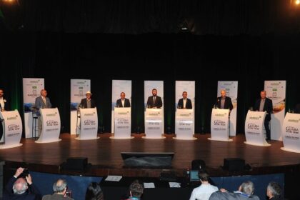 Oito candidatos ao Senado do RS em debate transmitido pela RBS TV, mediado por Elói Zorzetto