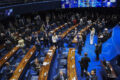Estúdio da TV Globo preparado para debate ao Senado por São Paulo com pódios dos candidatos e apresentadora Ana Paula Campos