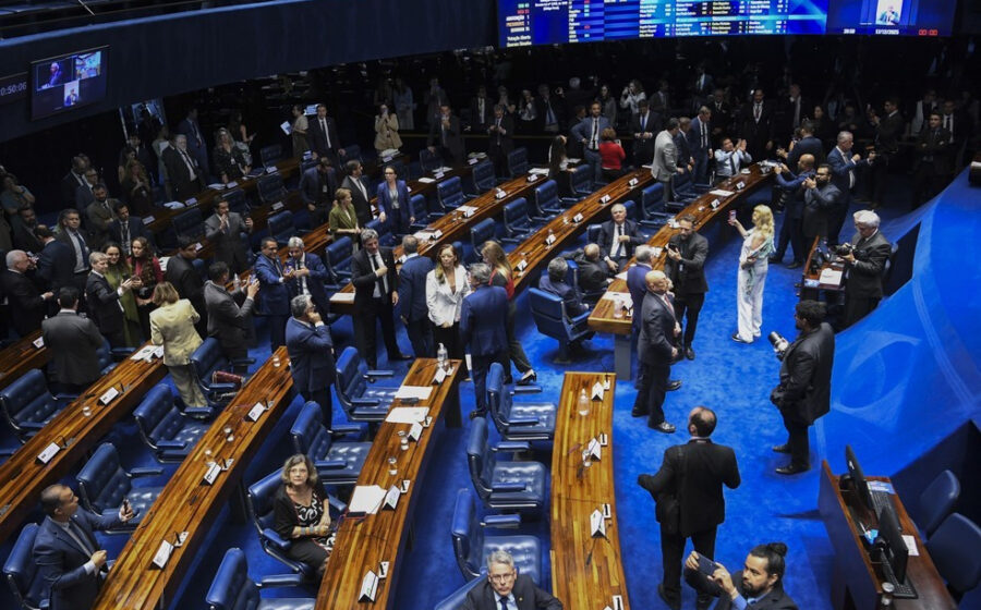 Estúdio da TV Globo preparado para debate ao Senado por São Paulo com pódios dos candidatos e apresentadora Ana Paula Campos