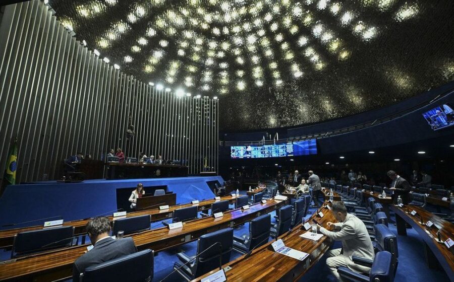 Oito candidatos ao Senado no palco do debate da RBS TV no Rio Grande do Sul