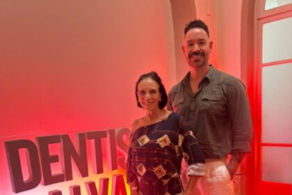 Cirurgiã-dentista Cristhiane Amaral recebendo Fellowship iADH em Dublin